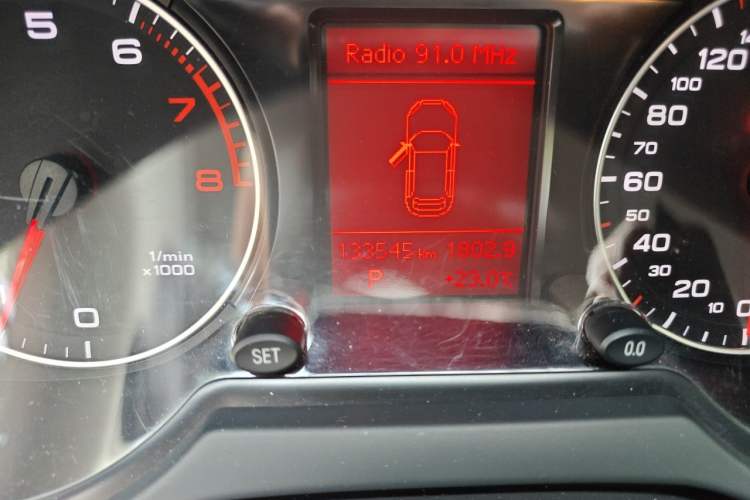 Used Audi Q5 2011 2.0TFSI Technology Model Odometer Close Up