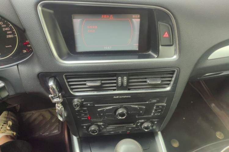 Used Audi Q5 2011 2.0TFSI Technology Model Audio And AC Panel