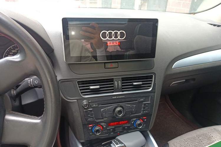 Used Audi Q5 2011 2.0TFSI Technology Model Audio And AC Panel