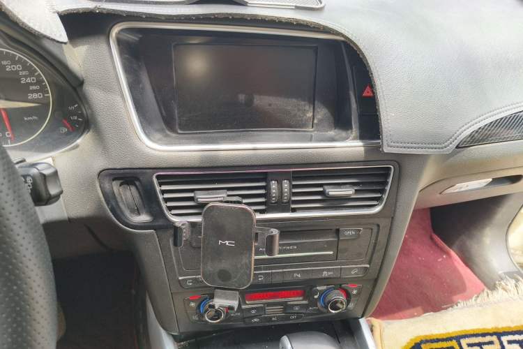 Used Audi Q5 2011 2.0TFSI Dynamic Edition Audio And AC Panel