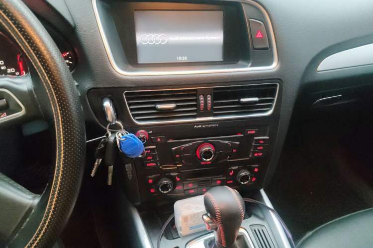 Used Audi Q5 2011 2.0TFSI Technology Model Audio And AC Panel