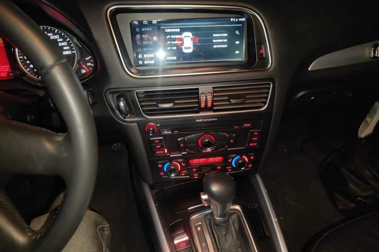 Used Audi Q5 2011 2.0TFSI Technology Model Audio And AC Panel