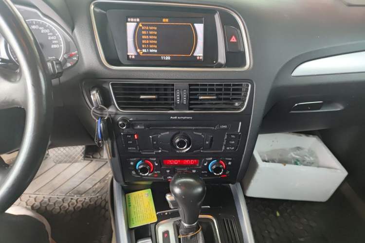 Used Audi Q5 2011 2.0TFSI Technology Model Audio And AC Panel