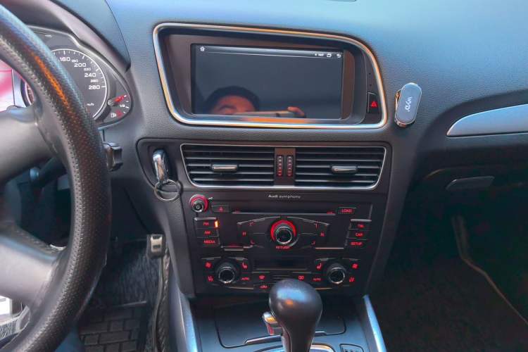 Used Audi Q5 2011 2.0TFSI Technology Model Audio And AC Panel