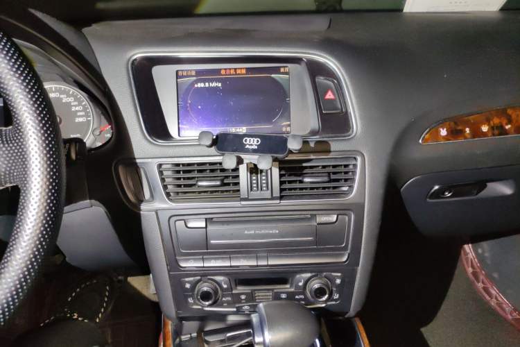 Used Audi Q5 2011 2.0TFSI Comfort Version Audio And AC Panel