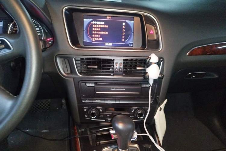 Used Audi Q5 2011 2.0TFSI Comfort Version Audio And AC Panel