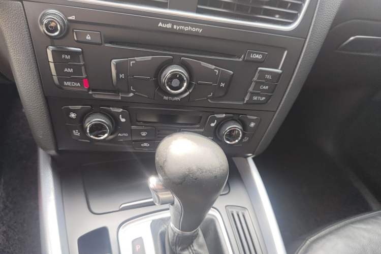 Used Audi Q5 2011 2.0TFSI Technology Model Audio And AC Panel
