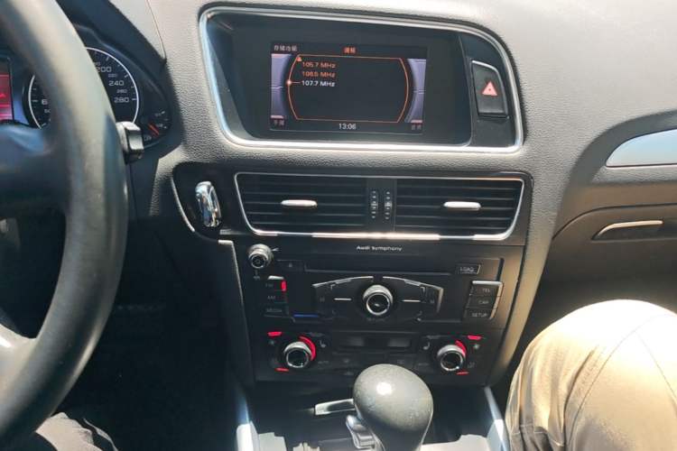 Used Audi Q5 2011 2.0TFSI Technology Model Audio And AC Panel