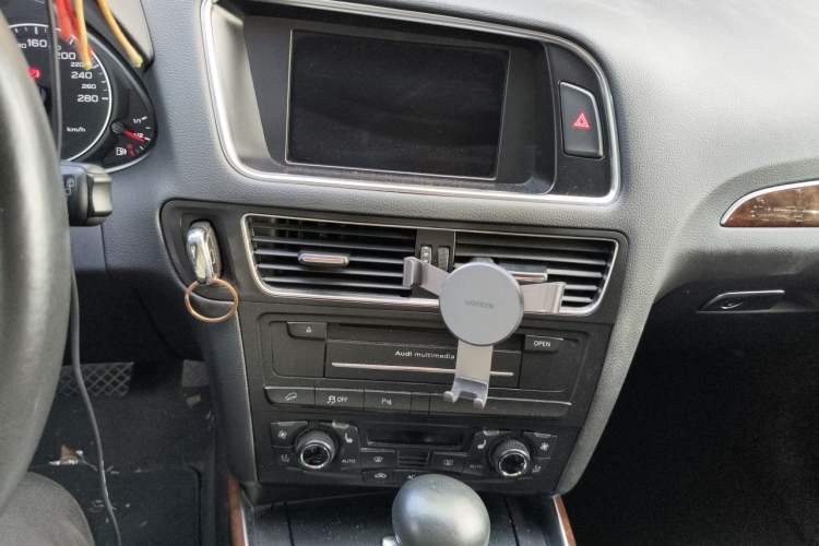 Used Audi Q5 2011 2.0TFSI Comfort Version Audio And AC Panel