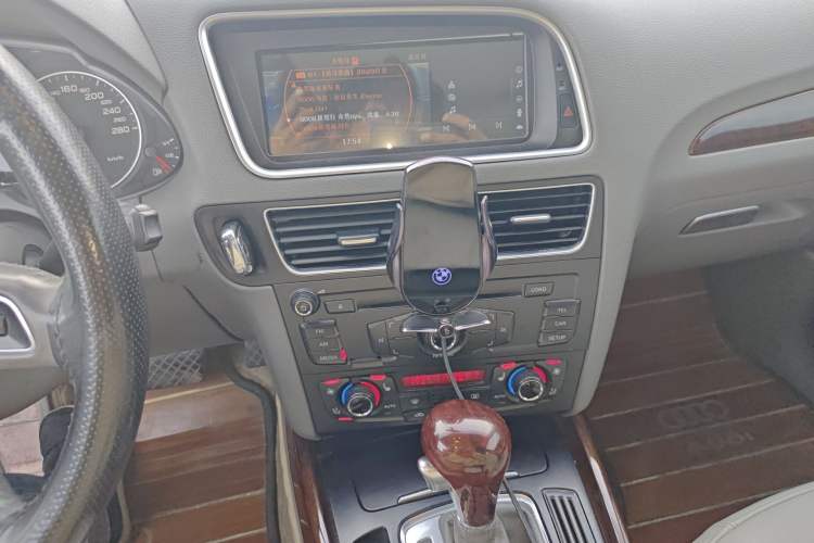 Used Audi Q5 2011 2.0TFSI Technology Model Audio And AC Panel