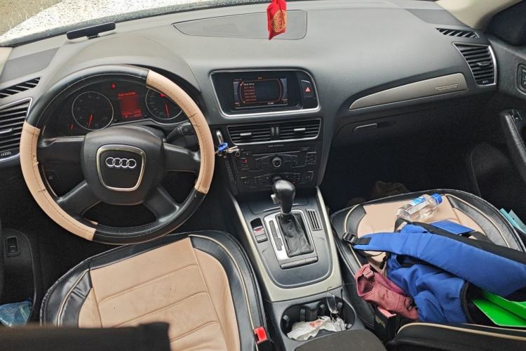 Used Audi Q5 2011 2.0TFSI Ambition Edition Center Console