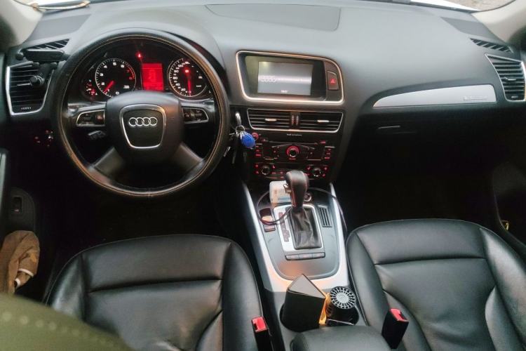 Used Audi Q5 2011 2.0TFSI Technology Model Center Console