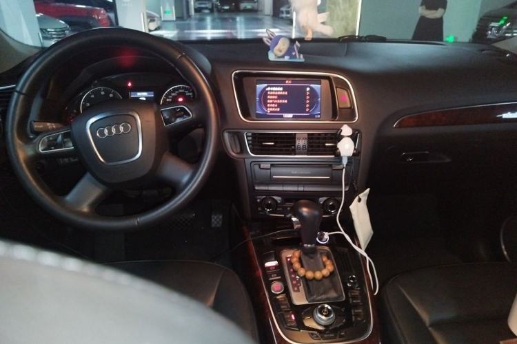 Used Audi Q5 2011 2.0TFSI Comfort Version Center Console