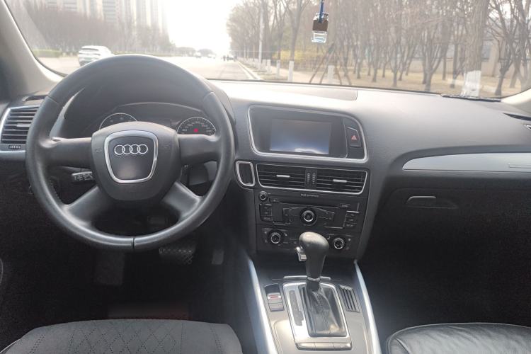 Used Audi Q5 2011 2.0TFSI Technology Model Center Console