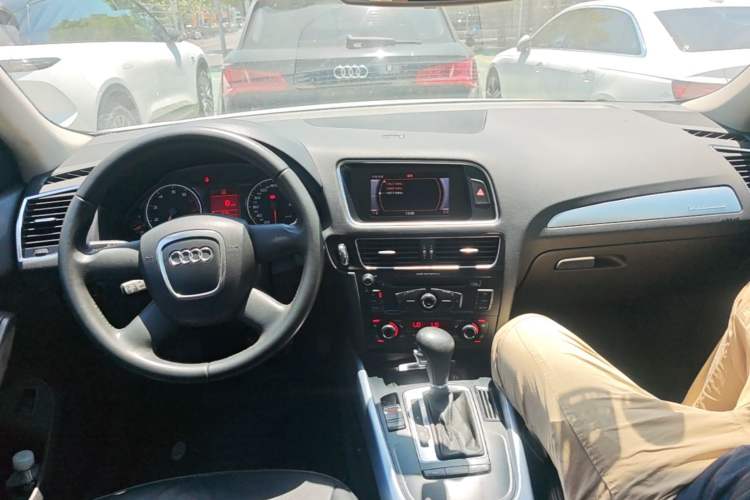 Used Audi Q5 2011 2.0TFSI Technology Model Center Console