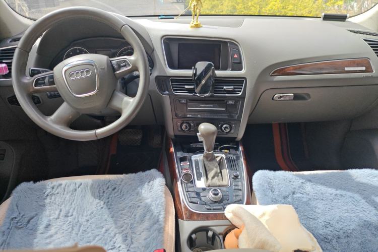 Used Audi Q5 2011 2.0TFSI Comfort Version Center Console