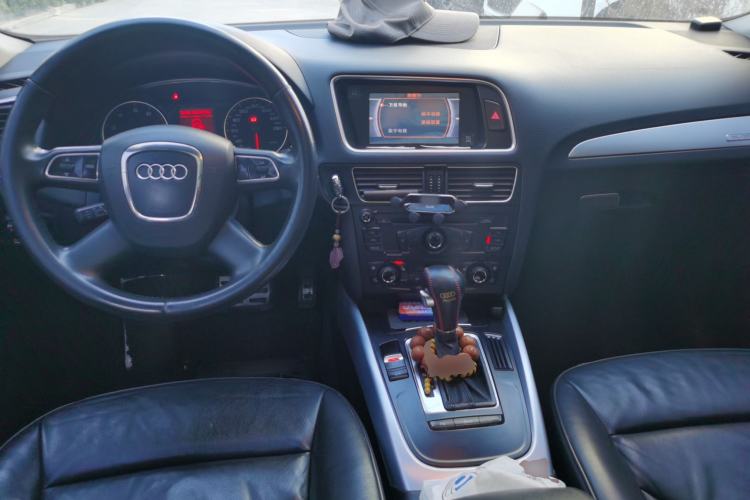 Used Audi Q5 2011 2.0TFSI Technology Model Center Console
