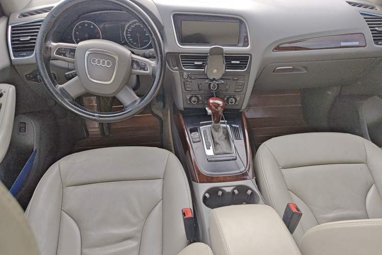 Used Audi Q5 2011 2.0TFSI Technology Model Center Console