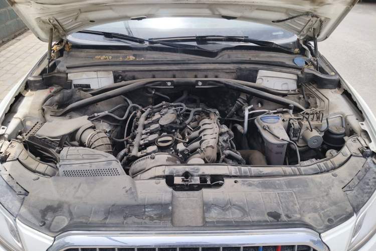 Used Audi Q5 2011 2.0TFSI Dynamic Edition Engine Bay