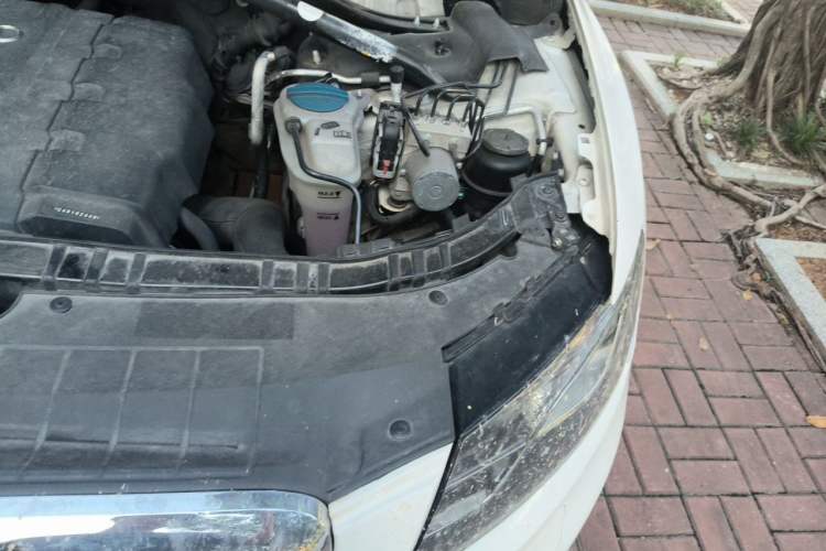 Used Audi Q5 2011 2.0TFSI Comfort Version Engine Bay Left