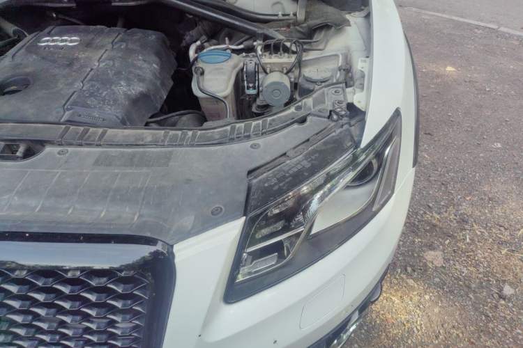 Used Audi Q5 2011 2.0TFSI Technology Model Engine Bay Left