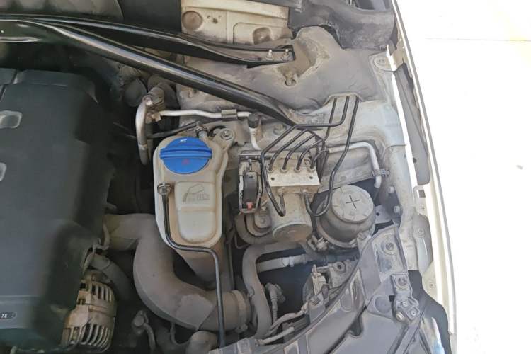 Used Audi Q5 2011 2.0TFSI Comfort Version Engine Bay Left