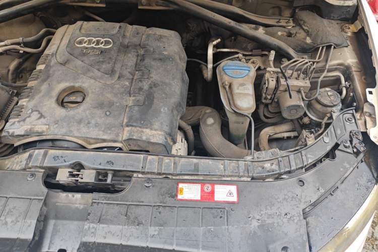 Used Audi Q5 2011 2.0TFSI Ambition Edition Engine Bay Left