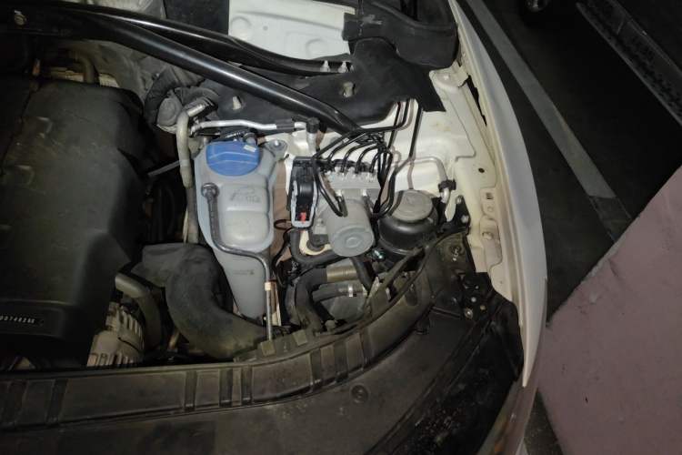 Used Audi Q5 2011 2.0TFSI Technology Model Engine Bay Left