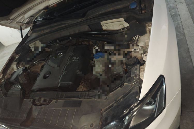 Used Audi Q5 2011 2.0TFSI Comfort Version Engine Bay Left