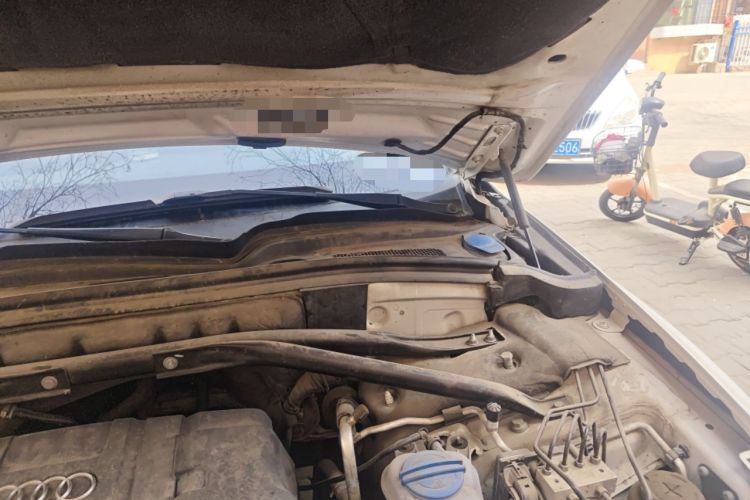 Used Audi Q5 2011 2.0TFSI Comfort Version Engine Bay Left