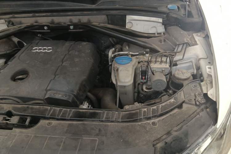 Used Audi Q5 2011 2.0TFSI Comfort Version Engine Bay Left