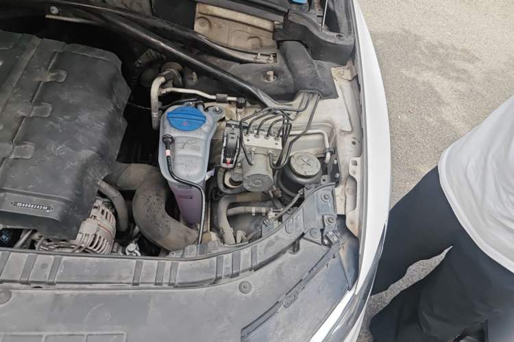 Used Audi Q5 2011 2.0TFSI Comfort Version Engine Bay Left
