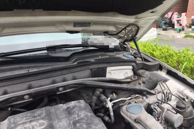 Used Audi Q5 2011 2.0TFSI Technology Model Engine Bay Left