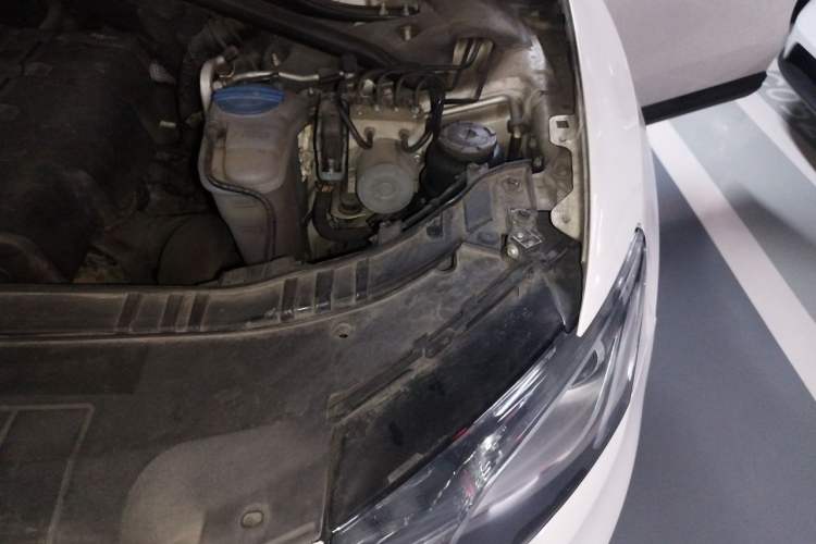 Used Audi Q5 2011 2.0TFSI Comfort Version Engine Bay Left