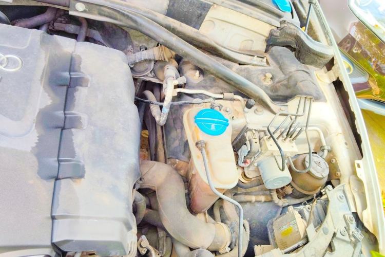 Used Audi Q5 2011 2.0TFSI Technology Model Engine Bay Left