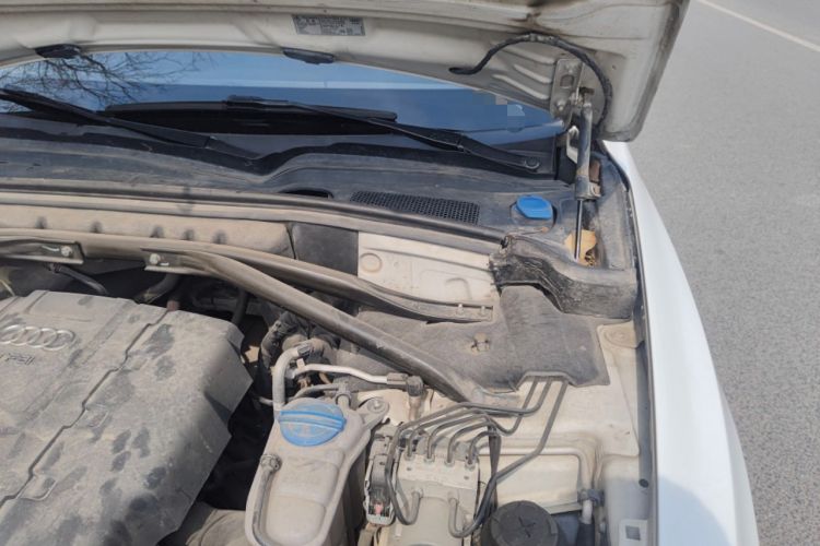 Used Audi Q5 2011 2.0TFSI Technology Model Engine Bay Left