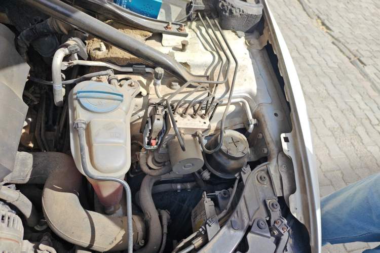 Used Audi Q5 2011 2.0TFSI Comfort Version Engine Bay Left