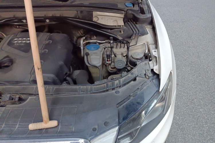 Used Audi Q5 2011 2.0TFSI Comfort Version Engine Bay Left