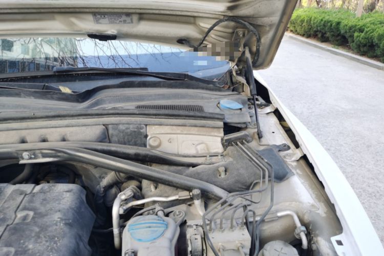 Used Audi Q5 2011 2.0TFSI Technology Model Engine Bay Left