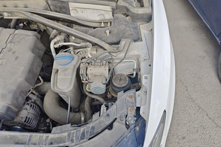 Used Audi Q5 2011 2.0TFSI Technology Model Engine Bay Left