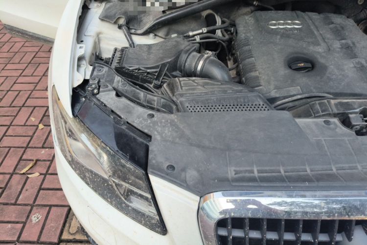 Used Audi Q5 2011 2.0TFSI Comfort Version Engine Bay Right
