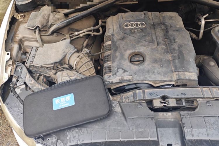 Used Audi Q5 2011 2.0TFSI Ambition Edition Engine Bay Right