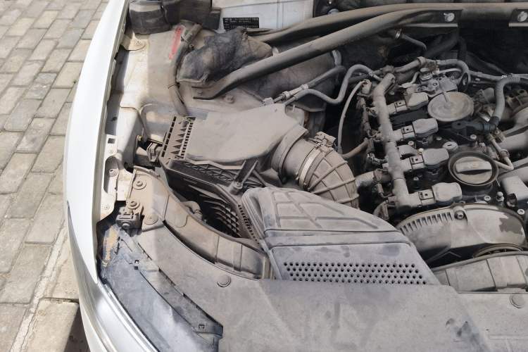 Used Audi Q5 2011 2.0TFSI Dynamic Edition Engine Bay Right