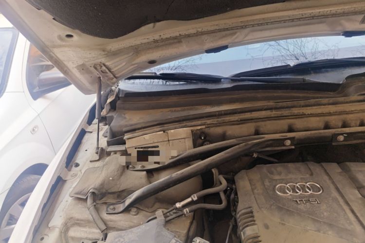 Used Audi Q5 2011 2.0TFSI Comfort Version Engine Bay Right