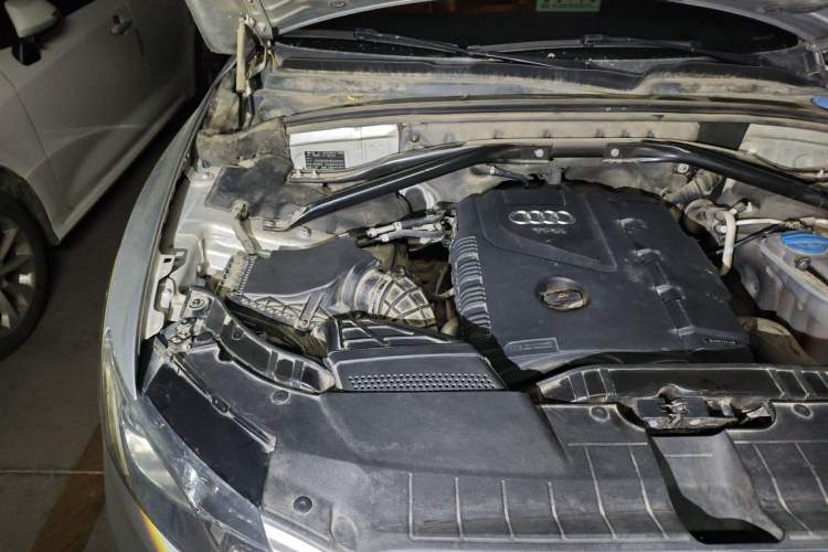 Used Audi Q5 2011 2.0TFSI Comfort Version Engine Bay Right