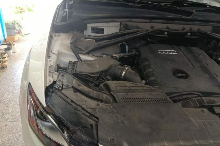 Used Audi Q5 2011 2.0TFSI Comfort Version Engine Bay Right