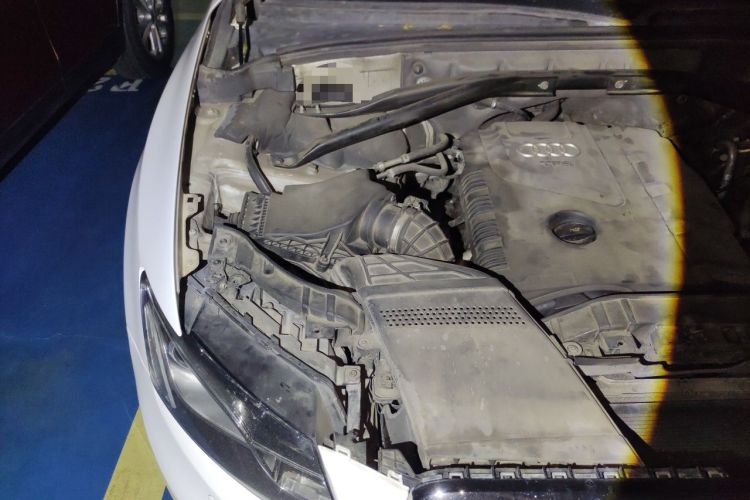 Used Audi Q5 2011 2.0TFSI Comfort Version Engine Bay Right