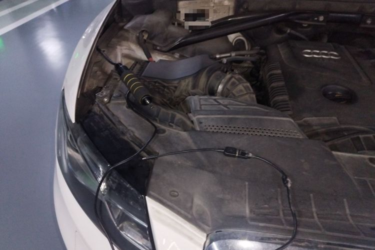 Used Audi Q5 2011 2.0TFSI Comfort Version Engine Bay Right