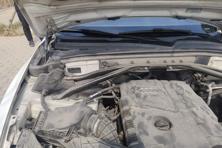 Used Audi Q5 2011 2.0TFSI Technology Model Engine Bay Right