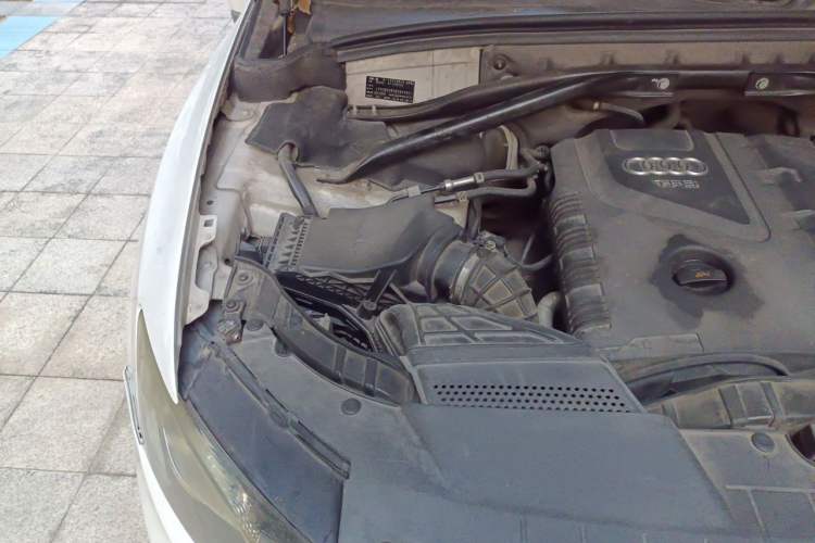 Used Audi Q5 2011 2.0TFSI Comfort Version Engine Bay Right
